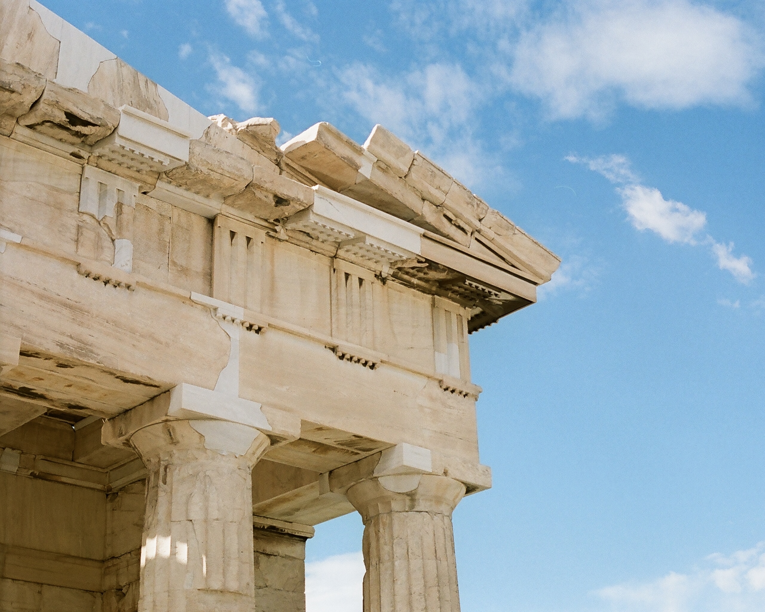 Fitch: Το «κλειδί» πίσω από τις τρεις αναβαθμίσεις της Ελλάδας και το… μάθημα για το χρέος