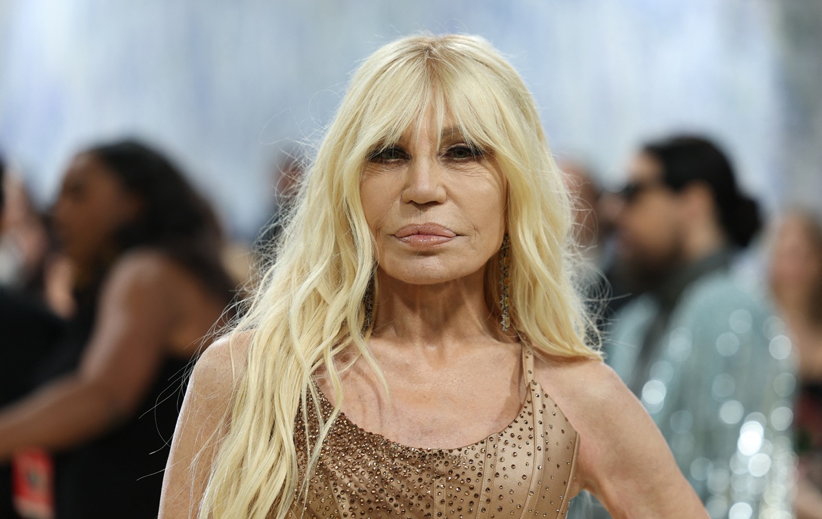 Donatella Versace: Στα 71 της ξεκινά από την αρχή – Το νέο brand μετά τον Versace