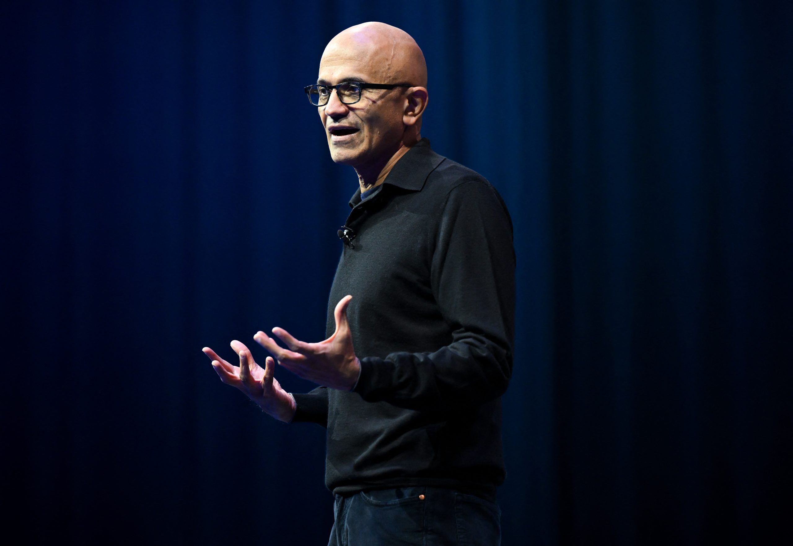 Σάτια Ναντέλα – Microsoft: «Η AI πρέπει να παραμείνει υπό ανθρώπινο έλεγχο»