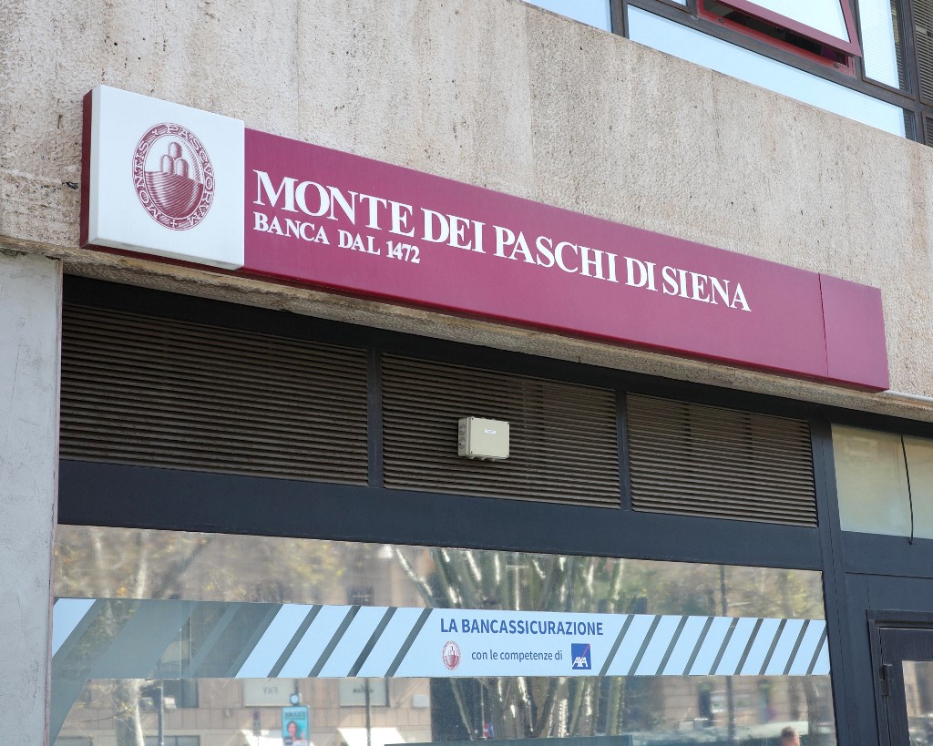 Η Monte Paschi προχωρά σε δύο deals ενώ πολιορκείται από την Intesa