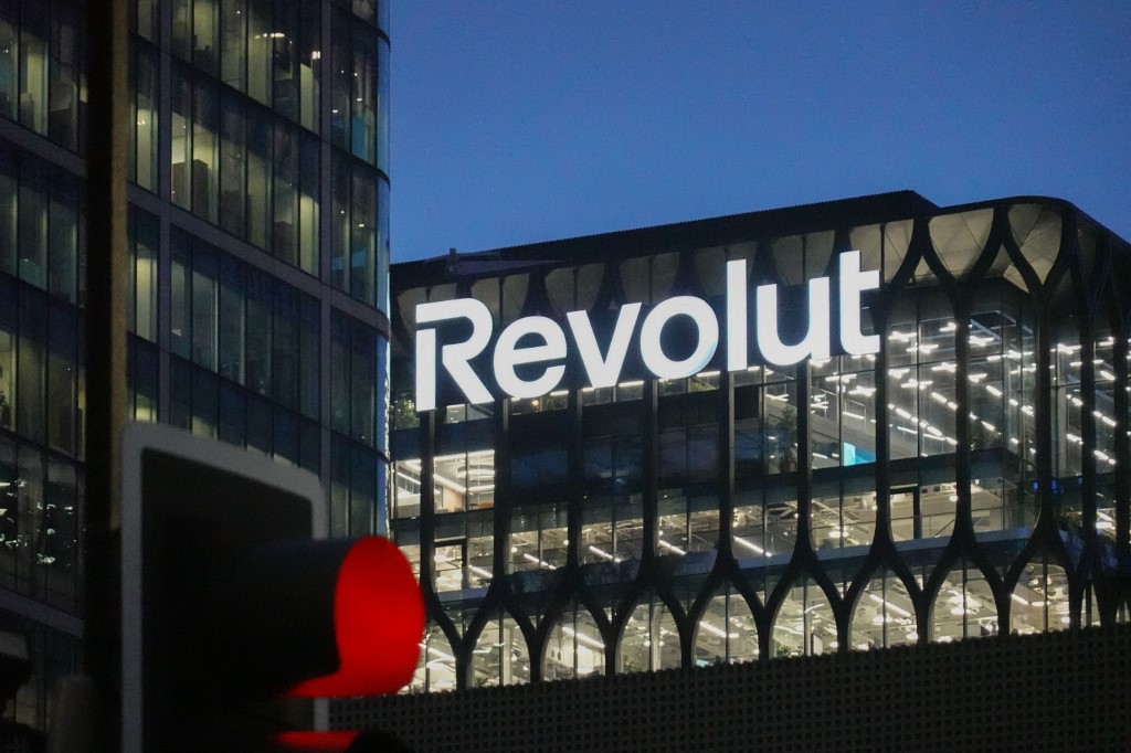Η Revolut διεκδικεί θέση στην «πατρίδα» της παγκόσμιας διαχείρισης πλούτου