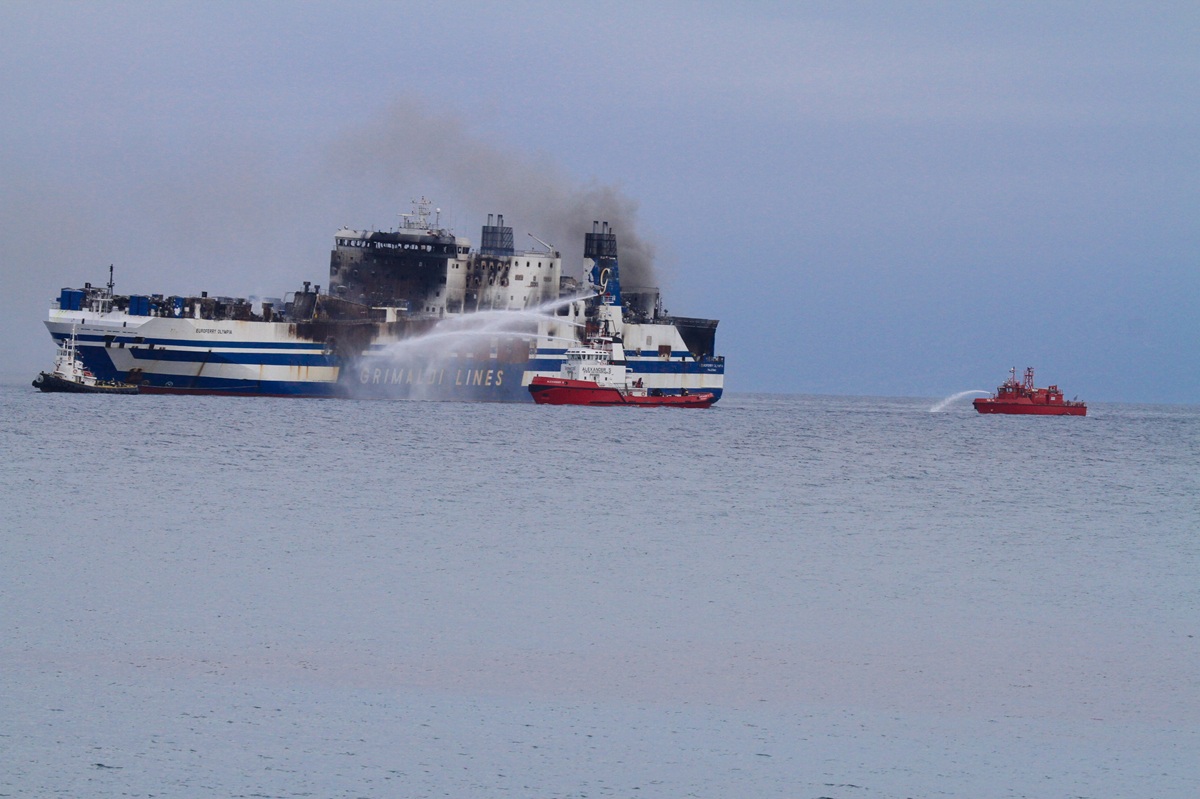 Blue Carrier 2: Σε ύφεση η πυρκαγιά – Ελαφρά κλίση στο πλοίο