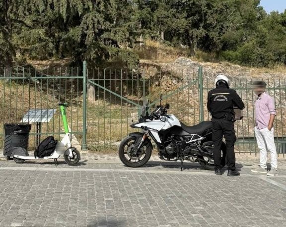 «Μπλόκο» της Τροχαίας για τα πατίνια: 495 παραβάσεις σε 689 ελέγχους