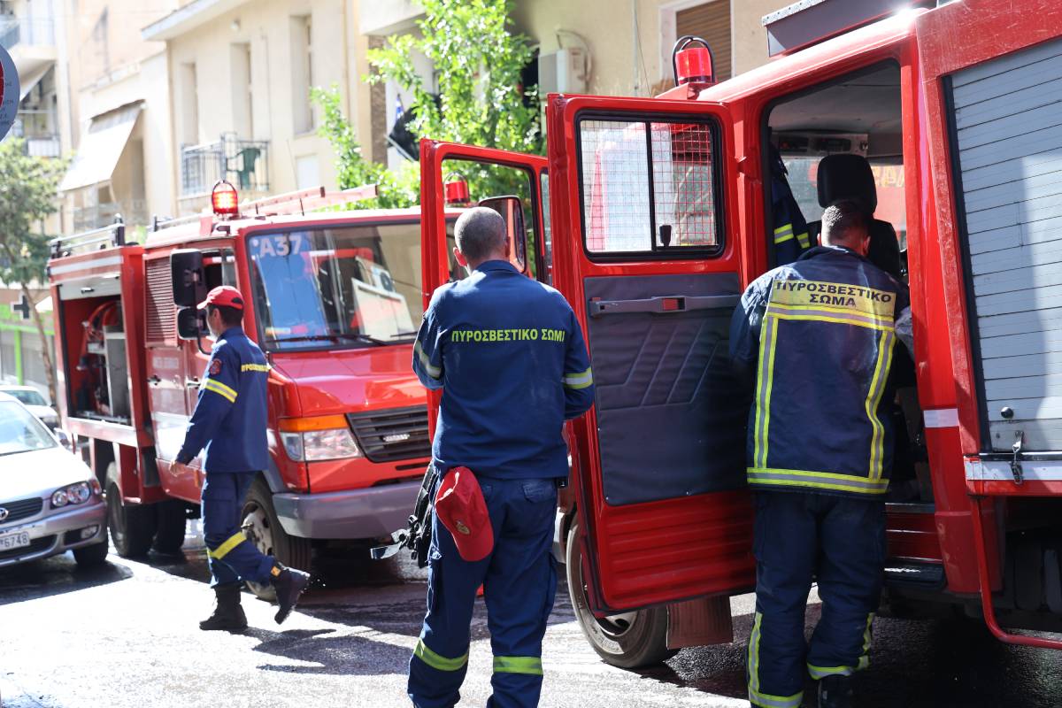 Η στιγμή που ξέσπασε η φωτιά στη Νέα Ιωνία – Απεγκλωβισμοί από την ταράτσα (vid)