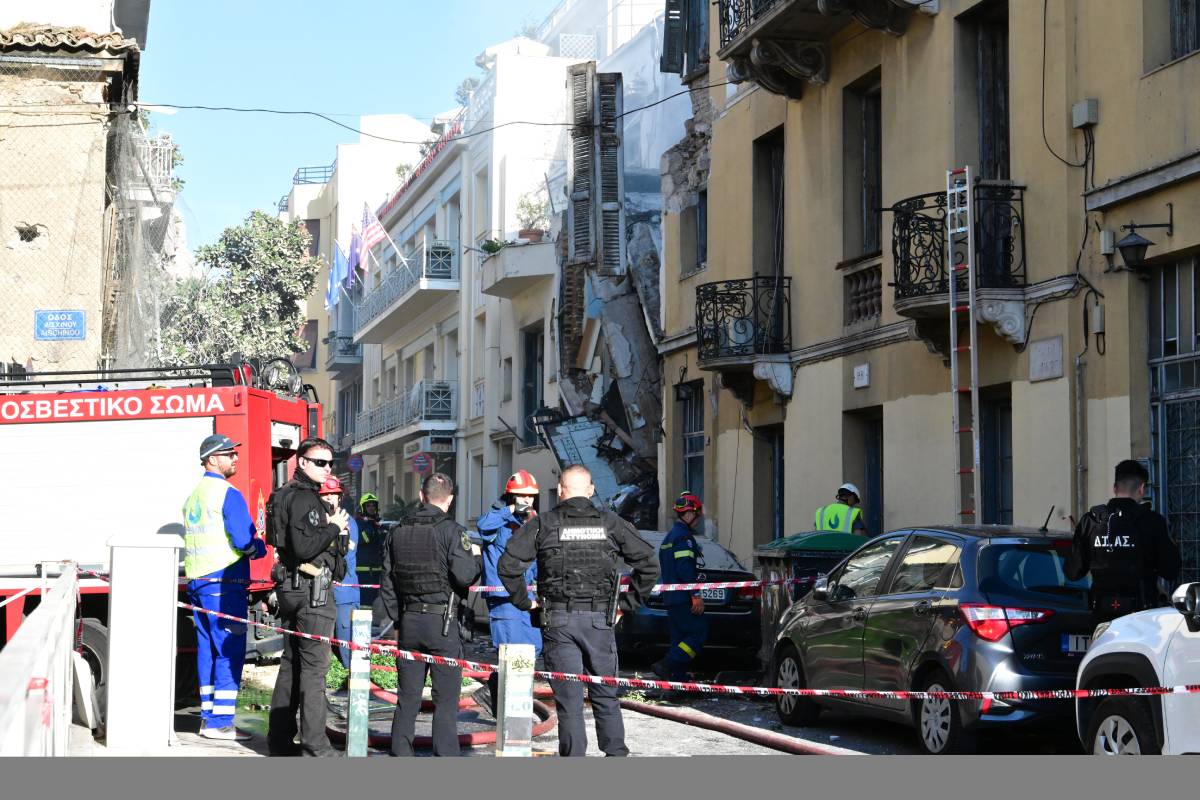 Έκρηξη στην Πλάκα: Κατέρρευσε παλιά οικία – Ένας τραυματίας