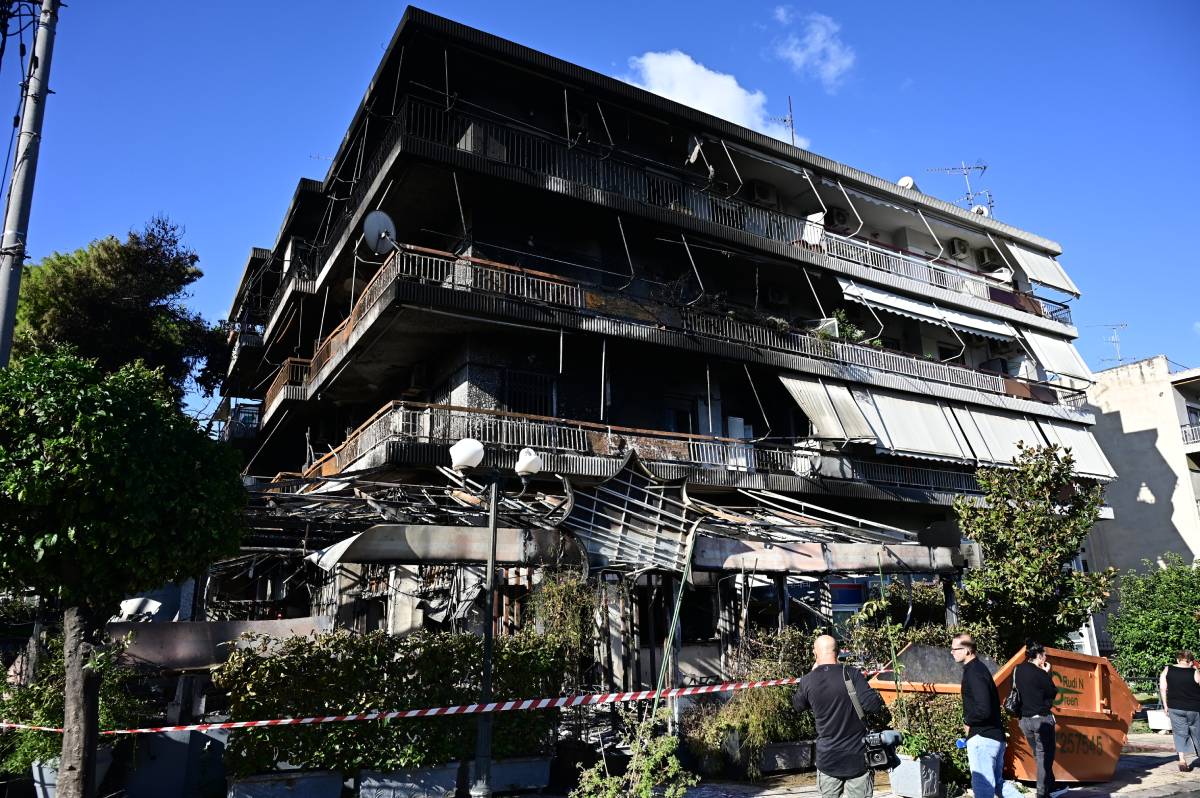 Η στιγμή που ξέσπασε η φωτιά στη Νέα Ιωνία – Απεγκλωβισμοί από την ταράτσα (vid)