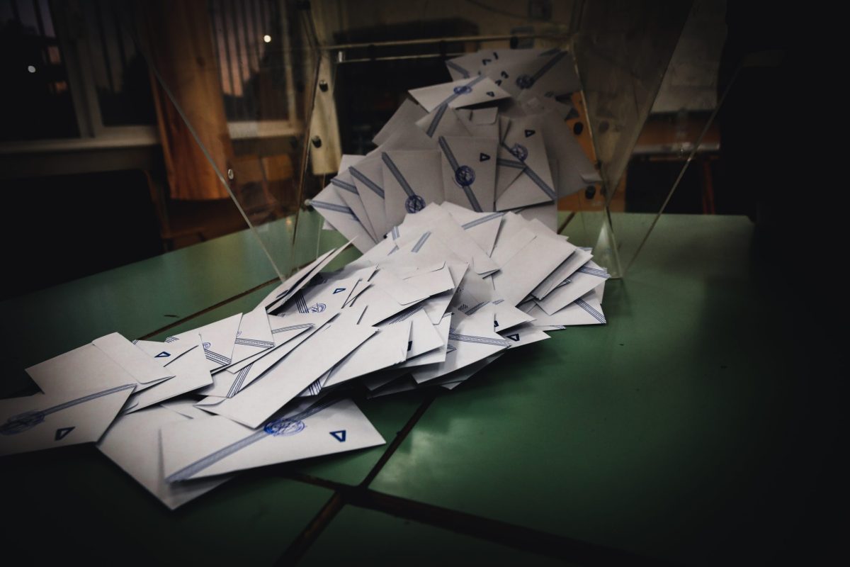 Δημοσκόπηση Metron Analysis: Σταθερά πρώτη η ΝΔ, ενισχύεται το ΠΑΣΟΚ