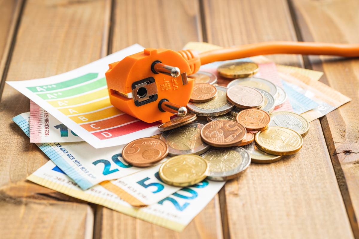 ΥΠΕΝ: Πώς θα μειωθεί το ρεύμα κατά 30% έως το 2029 – Οι έξι άξονες για το ενεργειακό κόστος (vid)