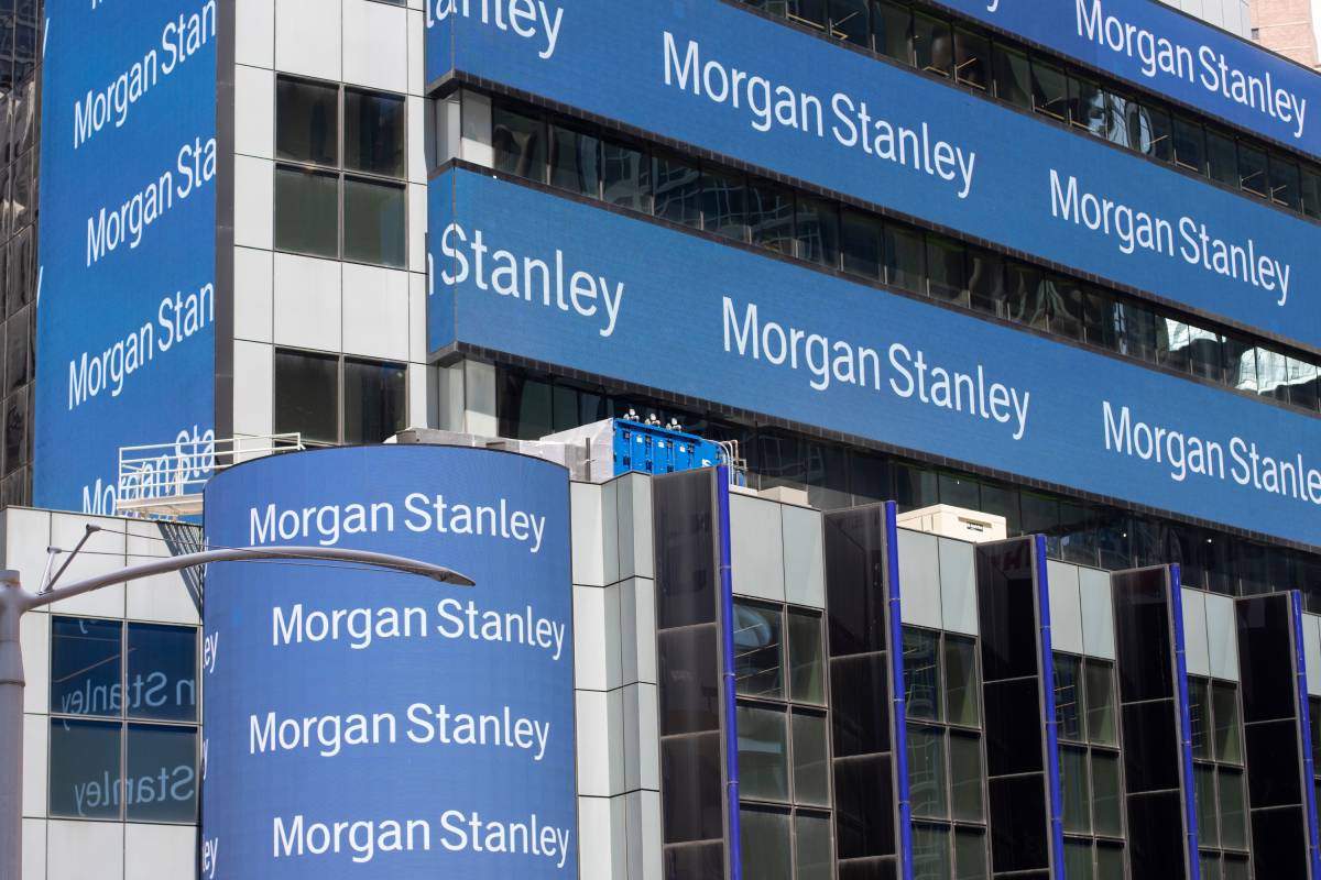 Morgan Stanley: «Στα μισά του δρόμου» το επενδυτικό story της Ελλάδας – OW σε τράπεζες, ΔΕΗ, Metlen