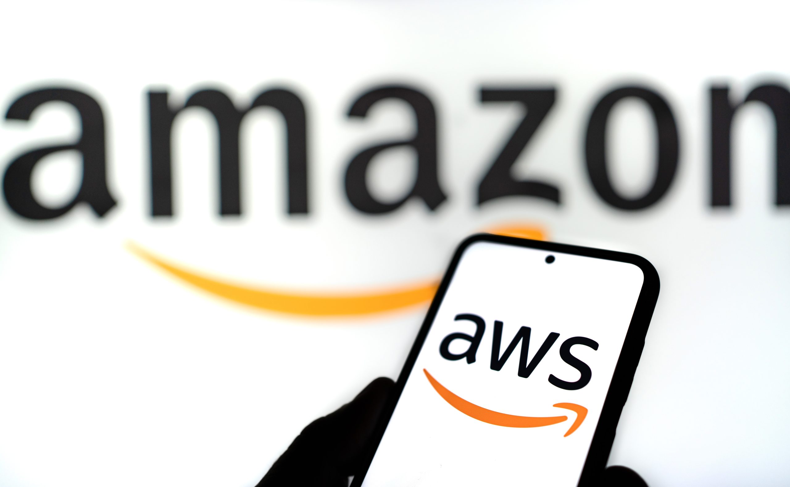 Apple και Amazon αντιμέτωπες με αγωγή εκατοντάδων εκατομμυρίων στη Βρετανία