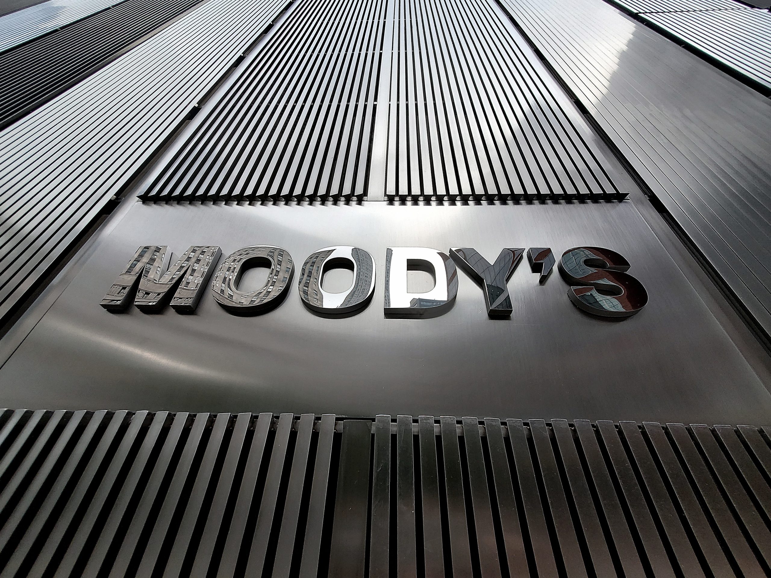 Moody’s: Θετικό outlook για Πειραιώς και Alpha Bank