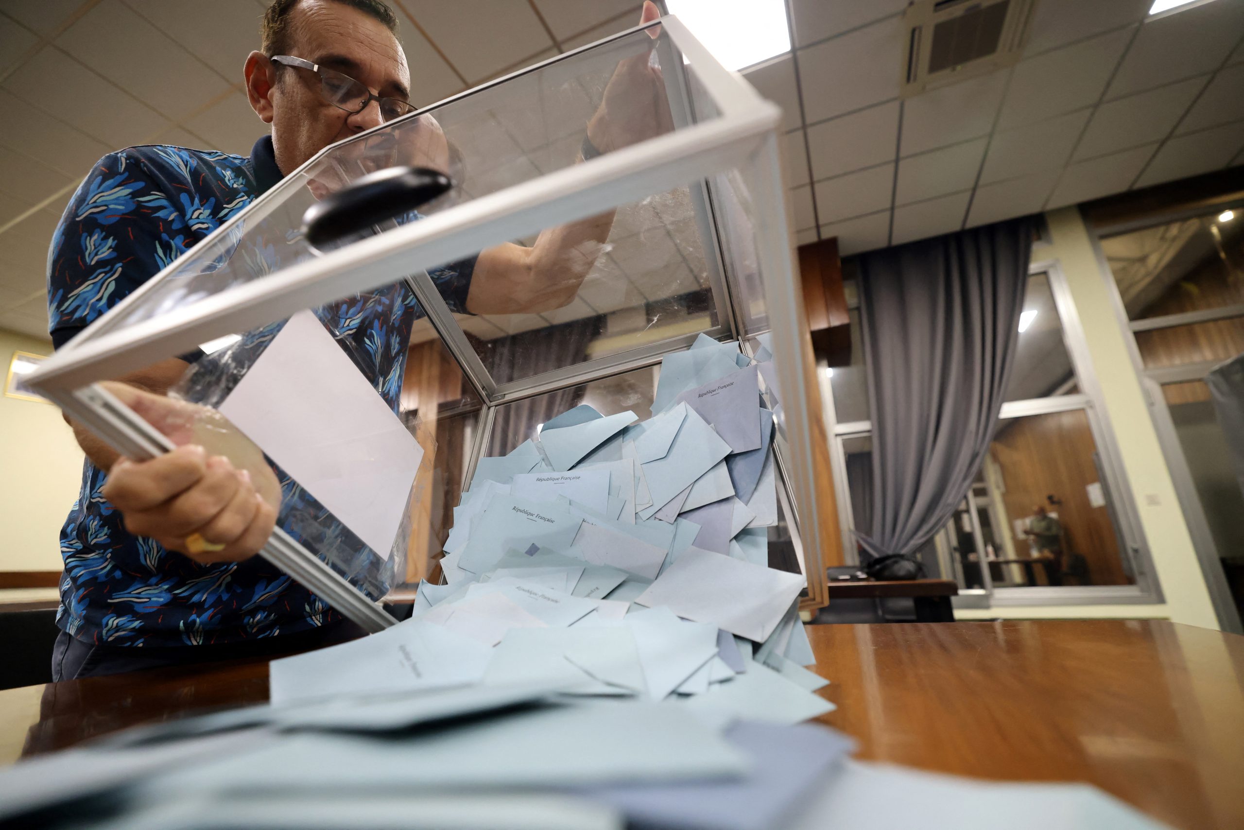 Γαλλία: Λεπέν και Μελανσόν κερδίζουν έδαφος ενόψει των εκλογών