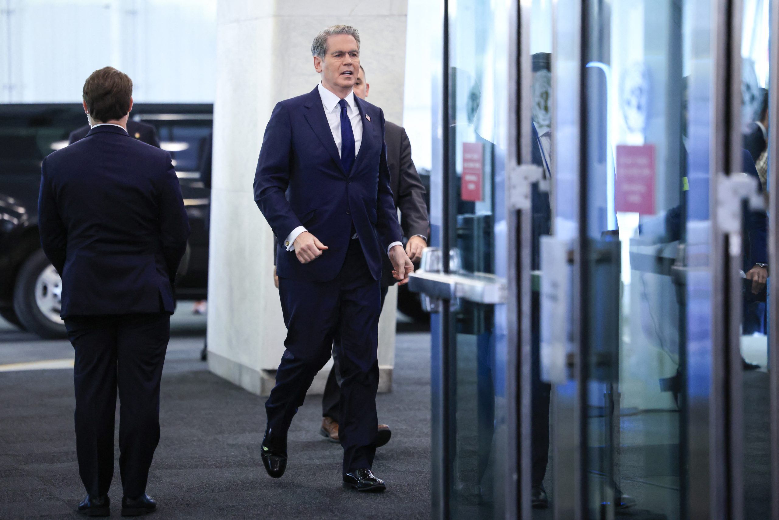 Μπέσεντ: Το ΔΝΤ πρέπει να παρέμβει για τις οικονομικές πρακτικές της Κίνας