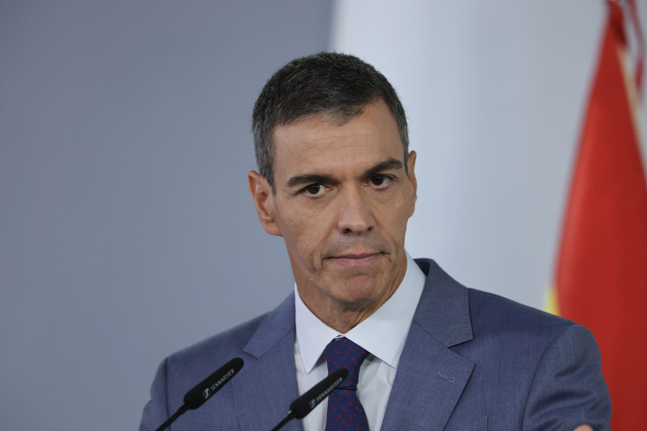 Σάντσεθ κατά Μπέζος: «Θέλουν να πάνε στον Άρη και μιλούν για εμάς» – Η κόντρα για τη στέγαση και τα data centers