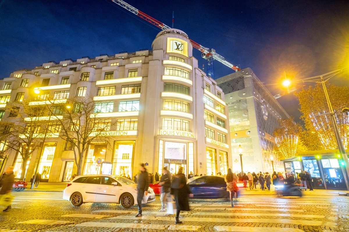 Louis Vuitton: Επενδύει εκατομμύρια για ανάπλαση δρόμων στο Παρίσι – «Ιδιωτικοποιείται» ο δημόσιος χώρος;