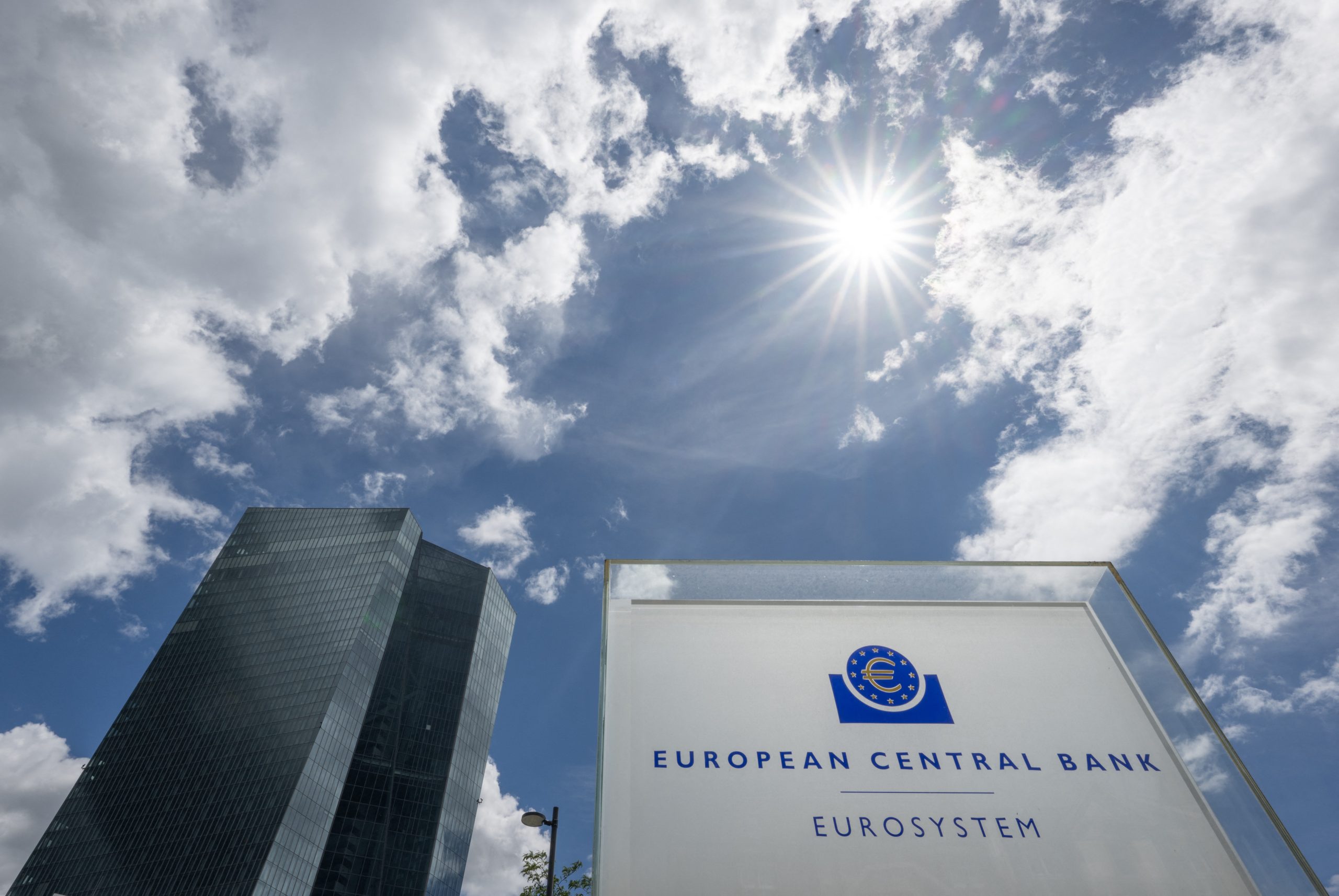 ΕΚΤ: Χαλαρώνουν οι όροι χρηματοδότησης, αυξάνεται η ζήτηση για μετοχές