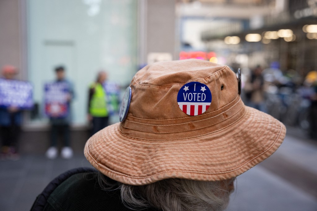 ΗΠΑ: Στον «βάλτο» της τοξικότητας οι Midterms – Προσωπικά χτυπήματα κάτω από τη ζώνη, ψηφιακός βομβαρδισμός και εξουθενωμένοι ψηφοφόροι