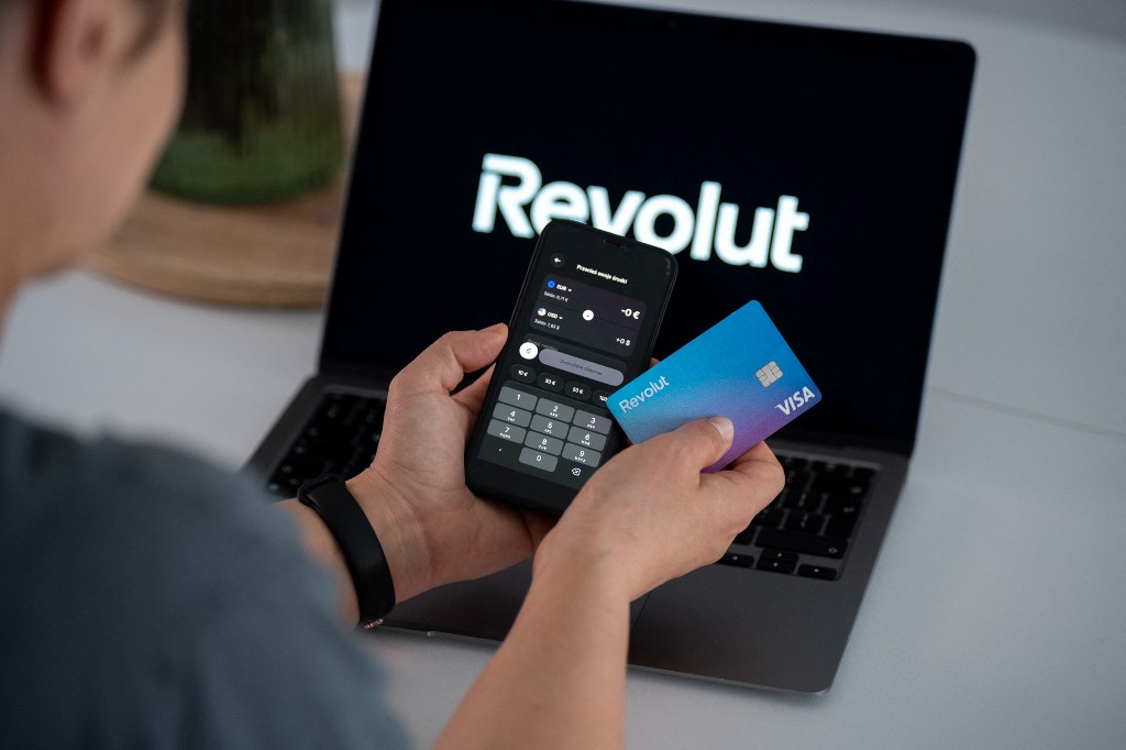 Έπεσε η Revolut: Προβλήματα σε λογαριασμούς και συναλλαγές
