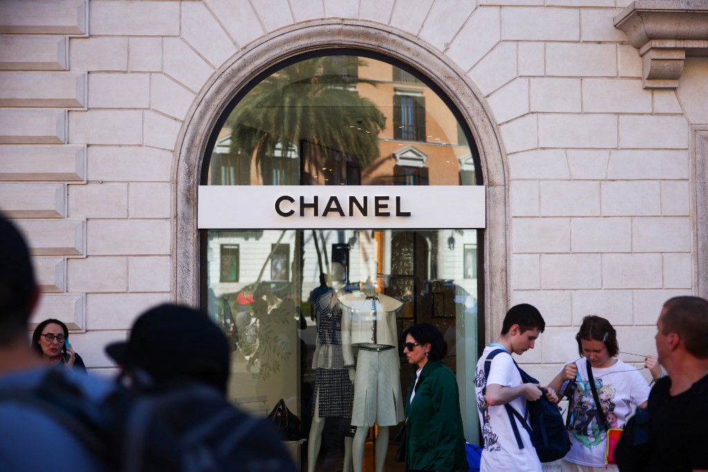 Τέλος εποχής στη Chanel: Η αποχώρηση Παβλόφσκι, το «αντίο» του CFO και οι ισορροπίες των 44 δισ. των Wertheimer