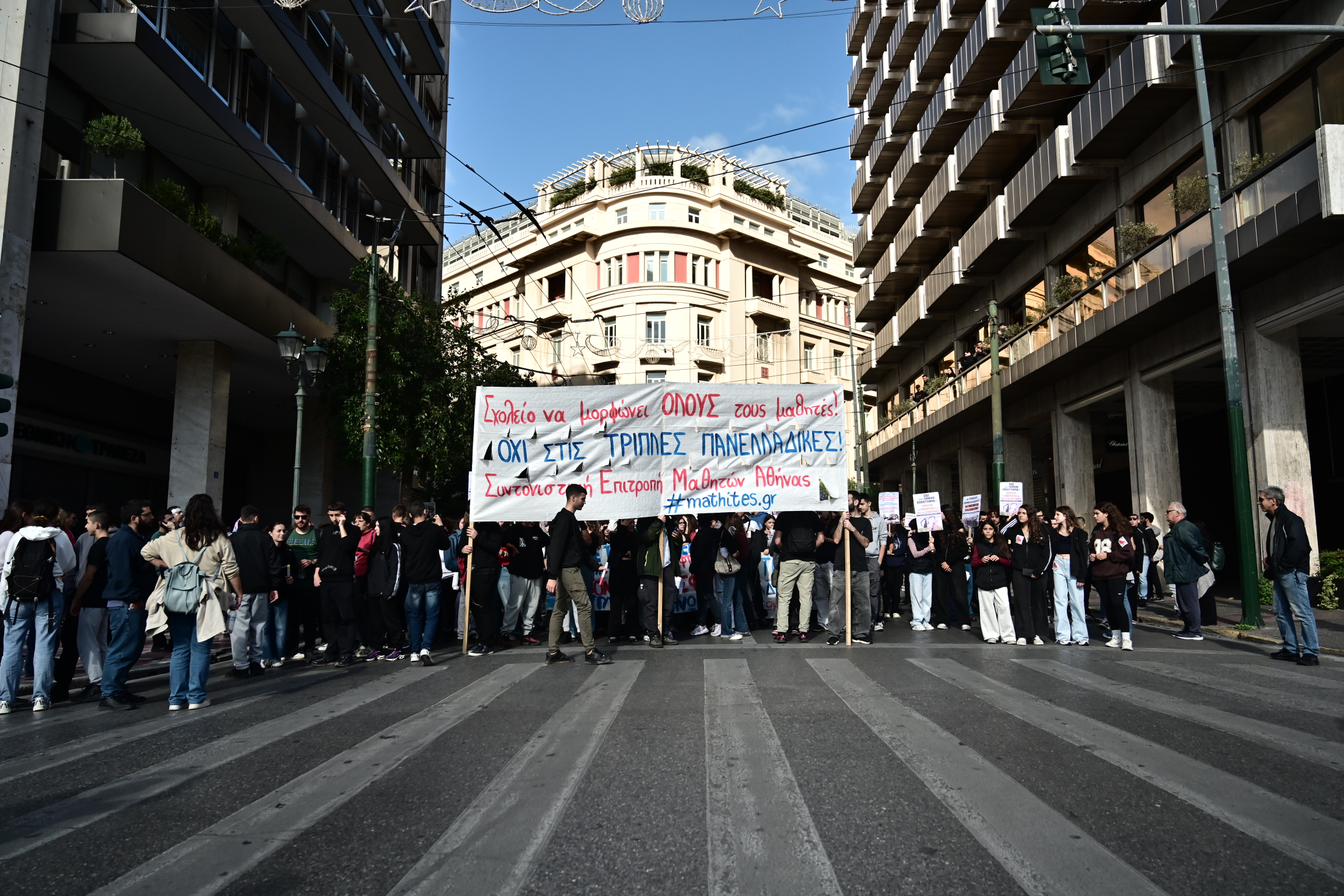Πανεκπαιδευτικό «μπλόκο» σε Αθήνα και Θεσσαλονίκη: 3.000 αστυνομικοί στους δρόμους και κλειστοί σταθμοί Μετρό