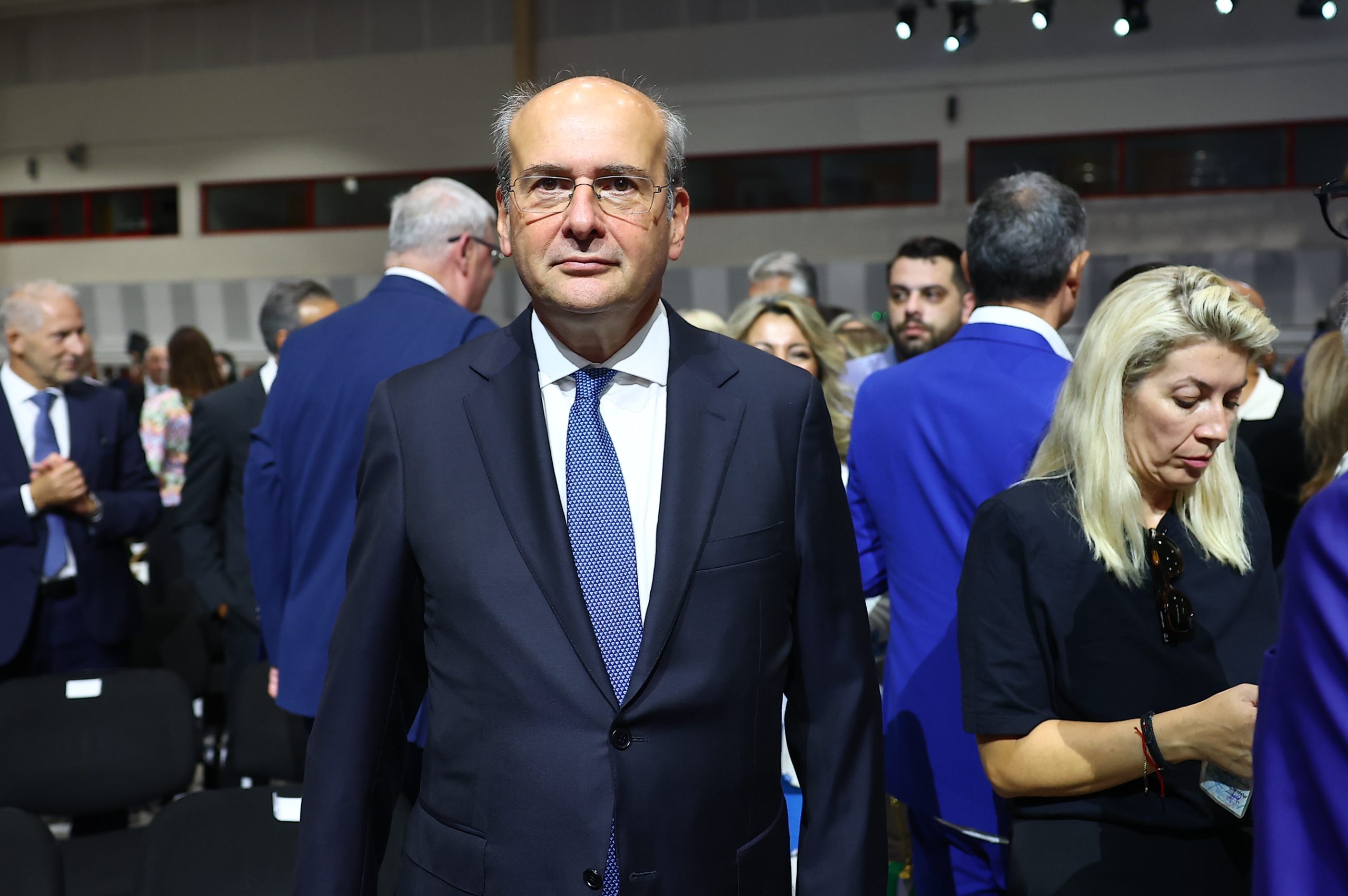 Χατζηδάκης: «Θα συνεχιστεί η παρέμβαση στην αμόλυβδη» – Τι είπε για την Κίμπερλι Γκιλφόιλ