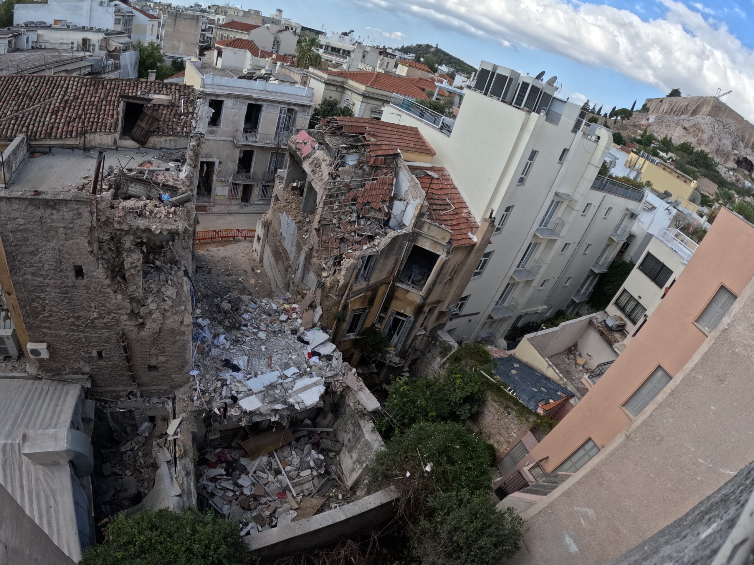 Έκρηξη στην Πλάκα: Βαριές διώξεις για τους τρεις συλληφθέντες – Πώς μια απόπειρα κλοπής χαλκού οδήγησε στην τραγωδία