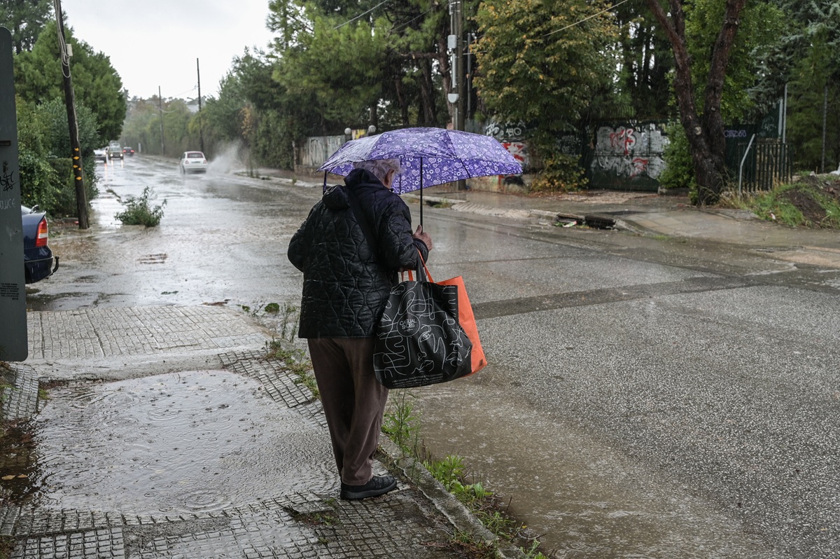 Καιρός: Βροχές και καταιγίδες το Σάββατο – Πού θα «ανοίξει» ο καιρός την Κυριακή