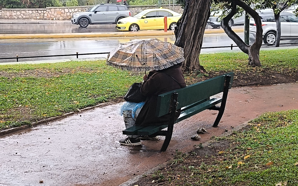 Κακοκαιρία διαρκείας έως την Τρίτη: Βροχές, χαλάζι και ισχυροί νοτιάδες