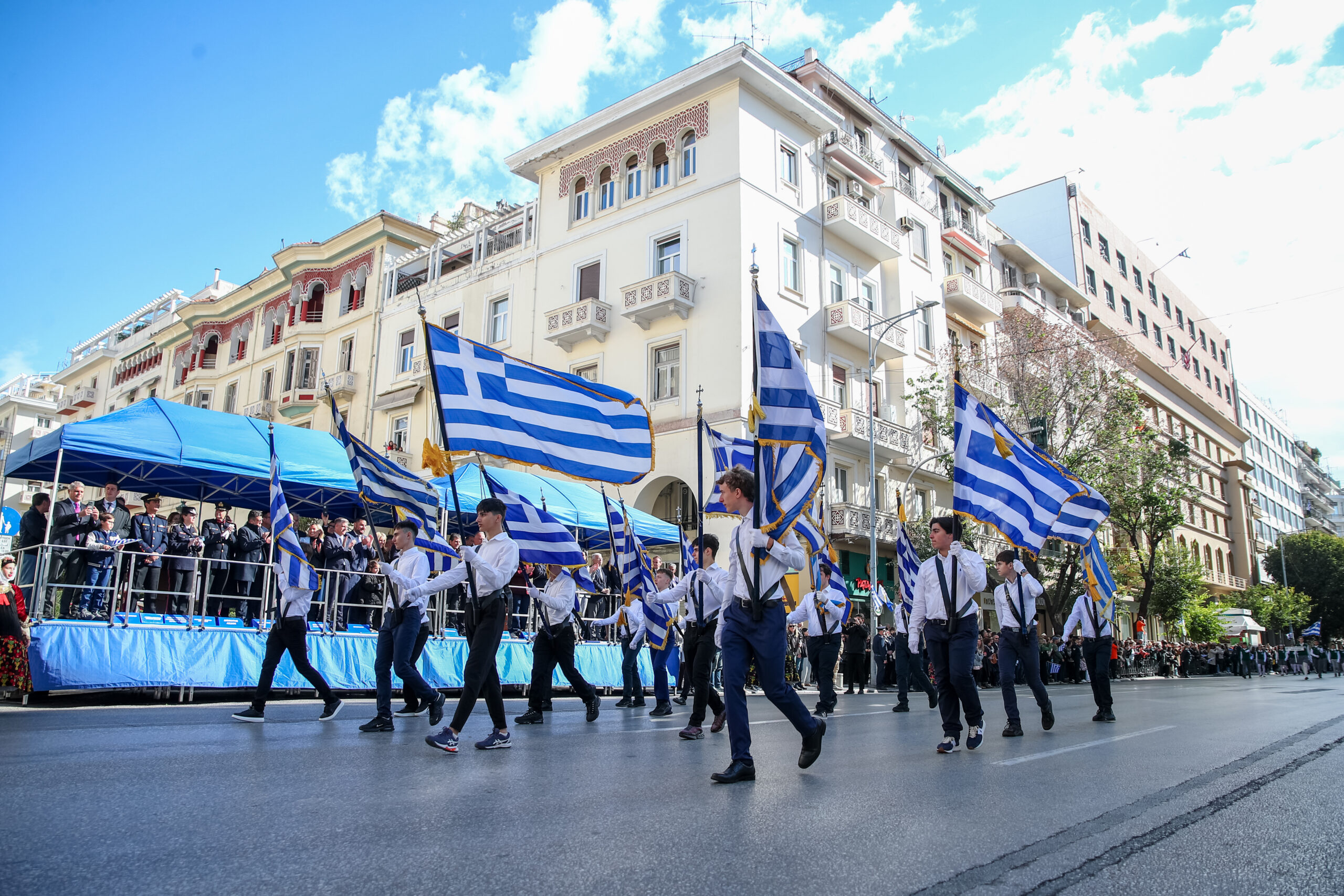 28η Οκτωβρίου: Έκτακτες κυκλοφοριακές ρυθμίσεις σε Αθήνα και Θεσσαλονίκη – Ποιοι δρόμοι κλείνουν, πώς κινούνται Μετρό και Τραμ