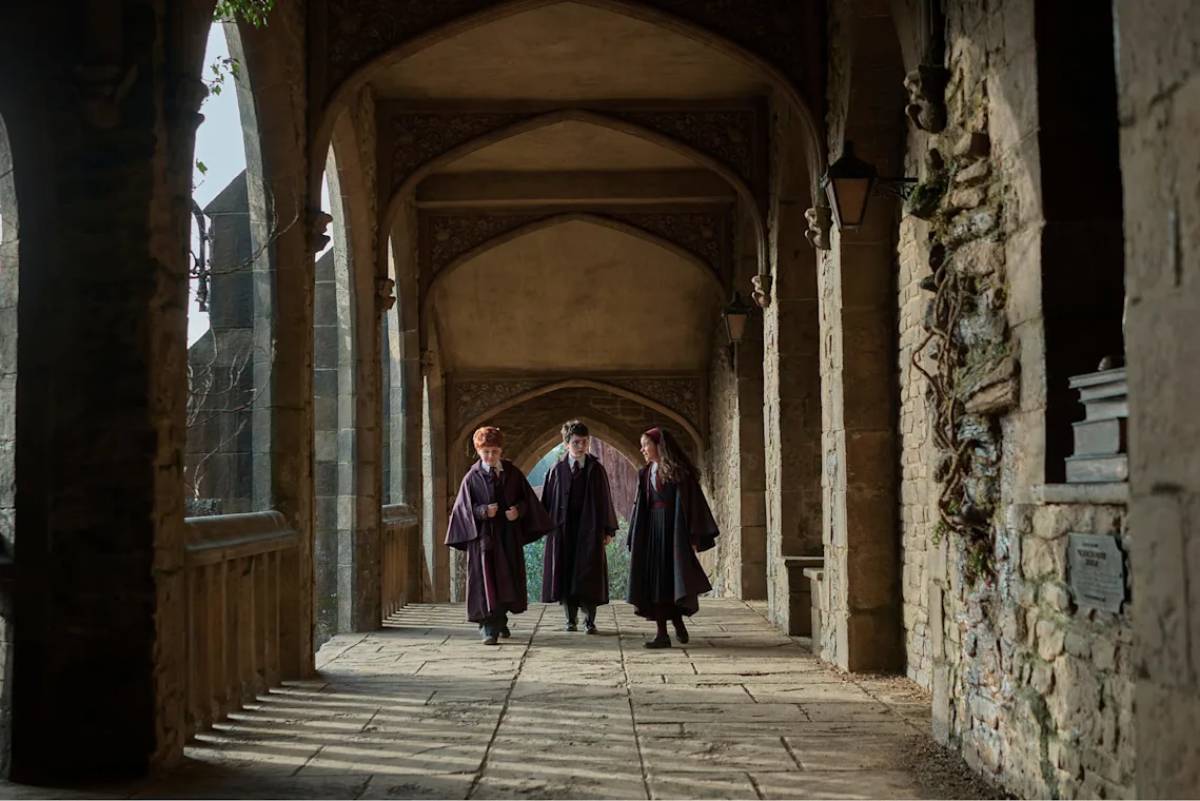 «Harry Potter»: Αγγλικό χωριό μεταμορφώθηκε σε σκηνικό των ’90s για τη νέα σειρά του HBO