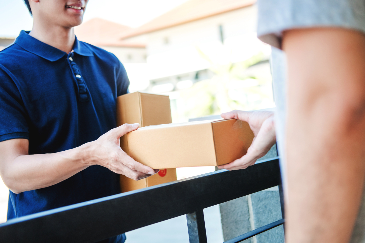 Τέλος τα μετρητά στις παραδόσεις courier – Τι αλλάζει στις αντικαταβολές και ποιοι εξαιρούνται