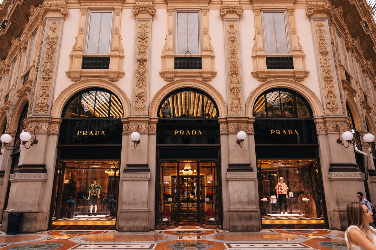 Prada: Η απάντηση στην εποχή της AI σχεδιάστηκε με μολύβι και χαρτί