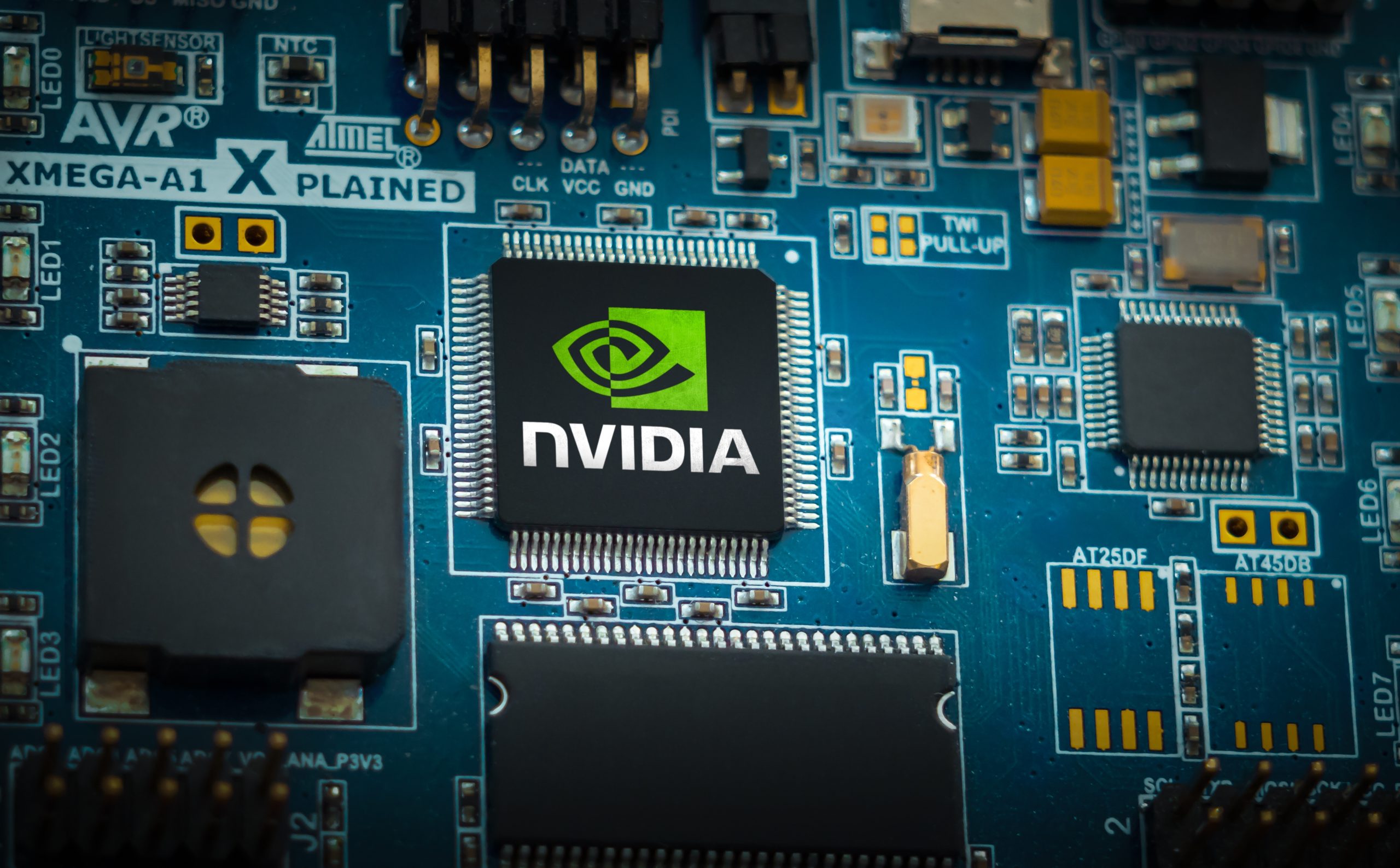 Nvidia: Μια ανάσα από τα 6 τρισ. δολάρια – Γιατί επιστρέφουν οι επενδυτές