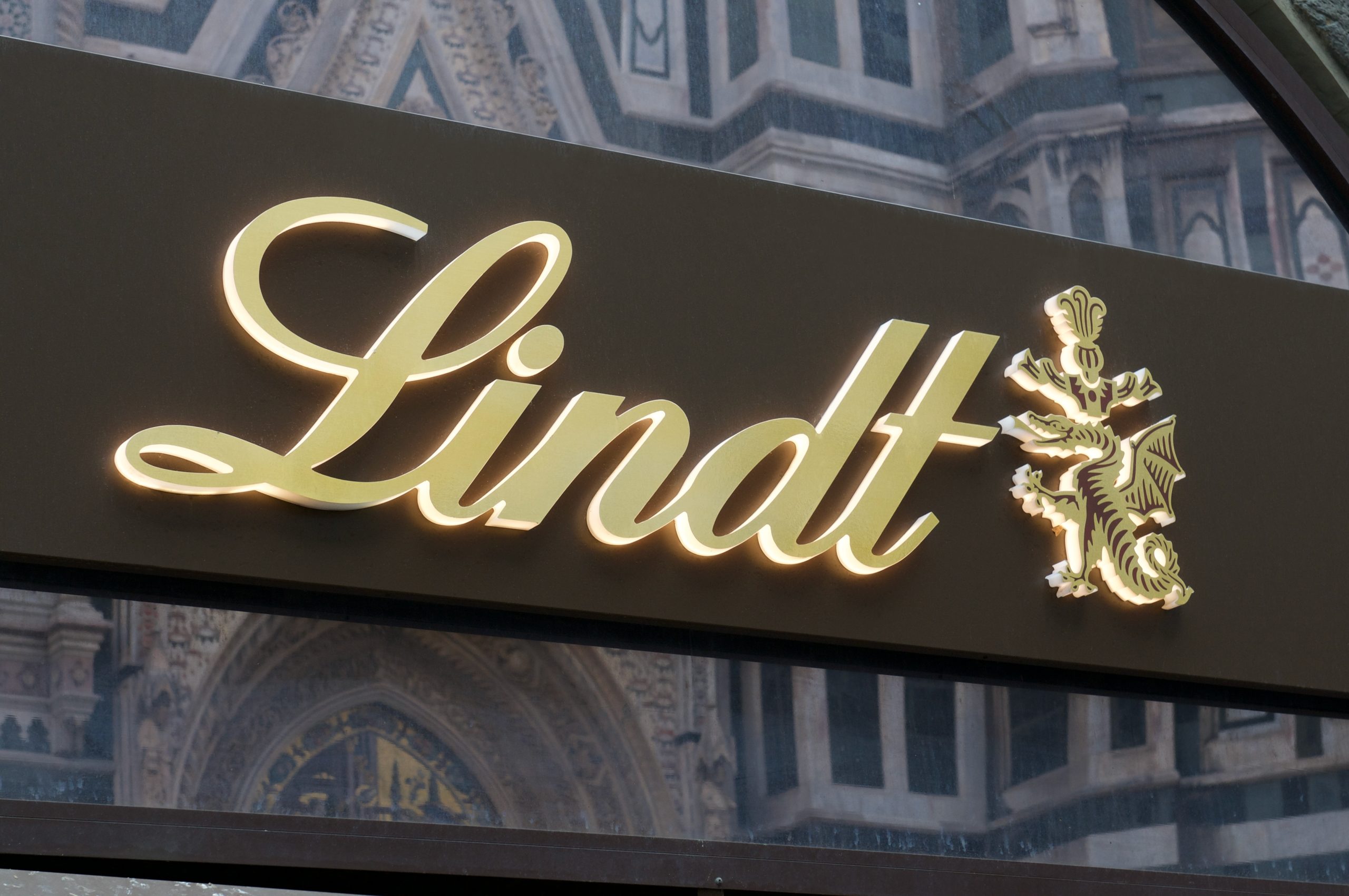 Lindt: Η μπλε βαλίτσα με σοκολάτες που «κοστίζει» 100.000 δολάρια – Το παράξενο σύμβολο πλούτου στην Ελβετία